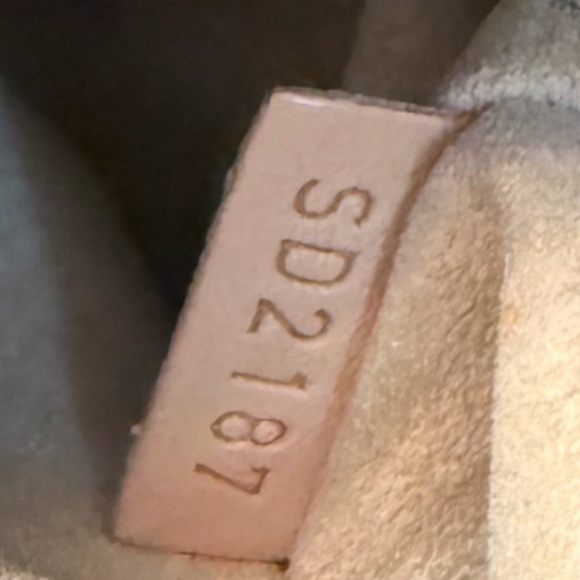 Louis Vuitton Artsy in Monogram LV - Picture 10 of 16